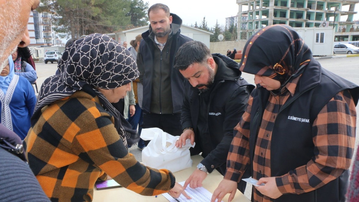 Hayırsever Sümeyye Şafak, Ramazan ayında Adıyaman'da binlerce ihtiyaç sahibi aileye