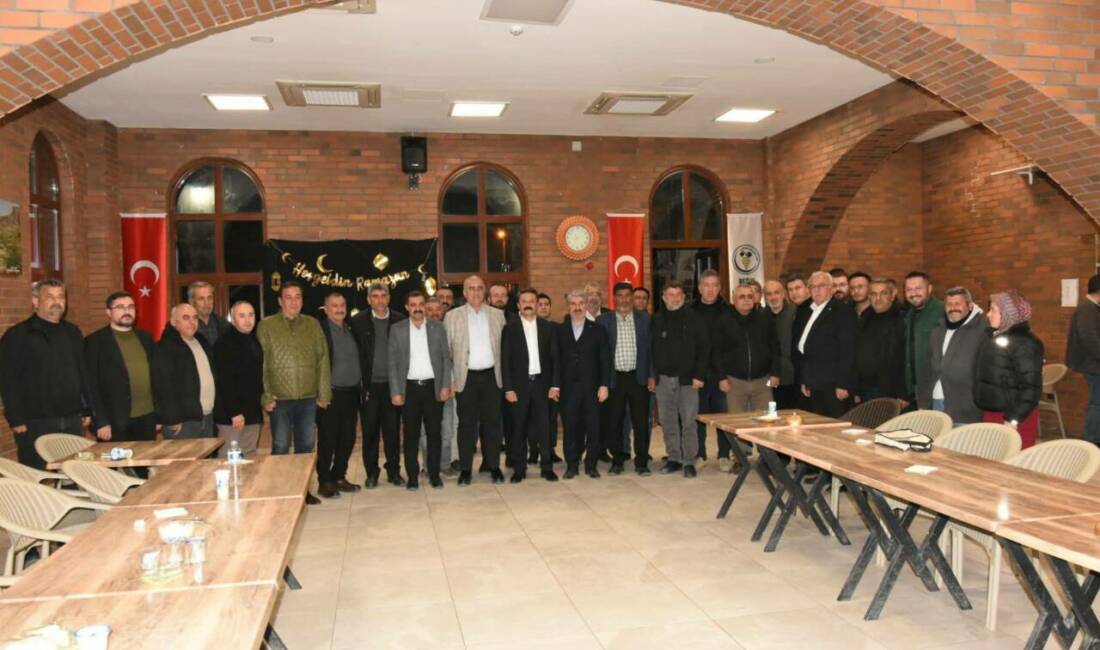 Besni Millet Bahçesi’nde gerçekleştirilen toplantıda, ilçenin devam eden projeleri ve