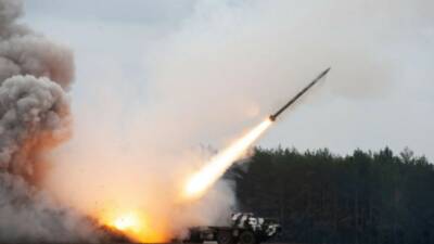 İran, ABD ve İsrail'in saldırılarına misilleme olarak füzelerle karşılık verdi.