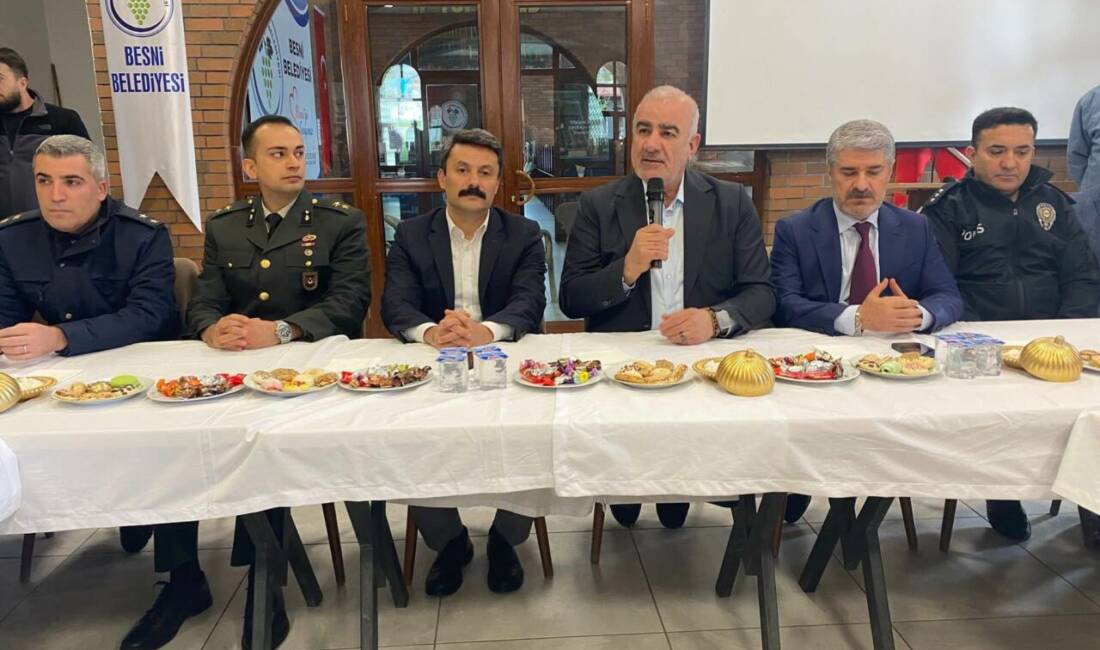 Besni Millet Bahçesi’nde düzenlenen Ramazan Bayramı bayramlaşma programı, ilçe protokolü