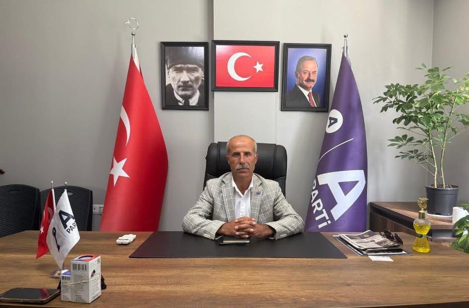 Samsat’ta Anahtar Parti İlçe Başkanı Mustafa Çiçek, yönetim kurulu üyeleri