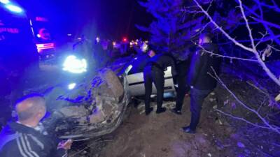 Adıyaman’ın Kahta ilçesinde şarampole yuvarlanan otomobildeki 2 kişi yaralandı.