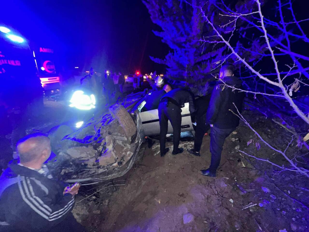 Adıyaman’ın Kahta ilçesinde şarampole yuvarlanan otomobildeki 2 kişi yaralandı.