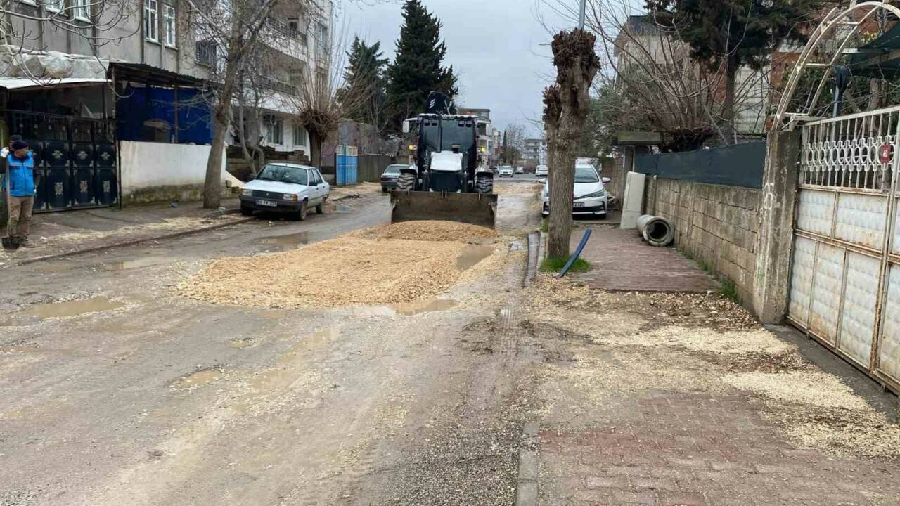 Adıyaman Belediyesi ekipleri, yağışlar ve devam eden altyapı çalışmaları nedeniyle