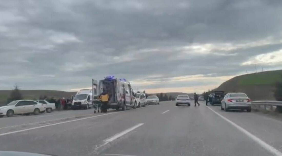 Adıyaman’da hafif ticari araç ile otomobilin çarpıştığı kazada 5 kişi