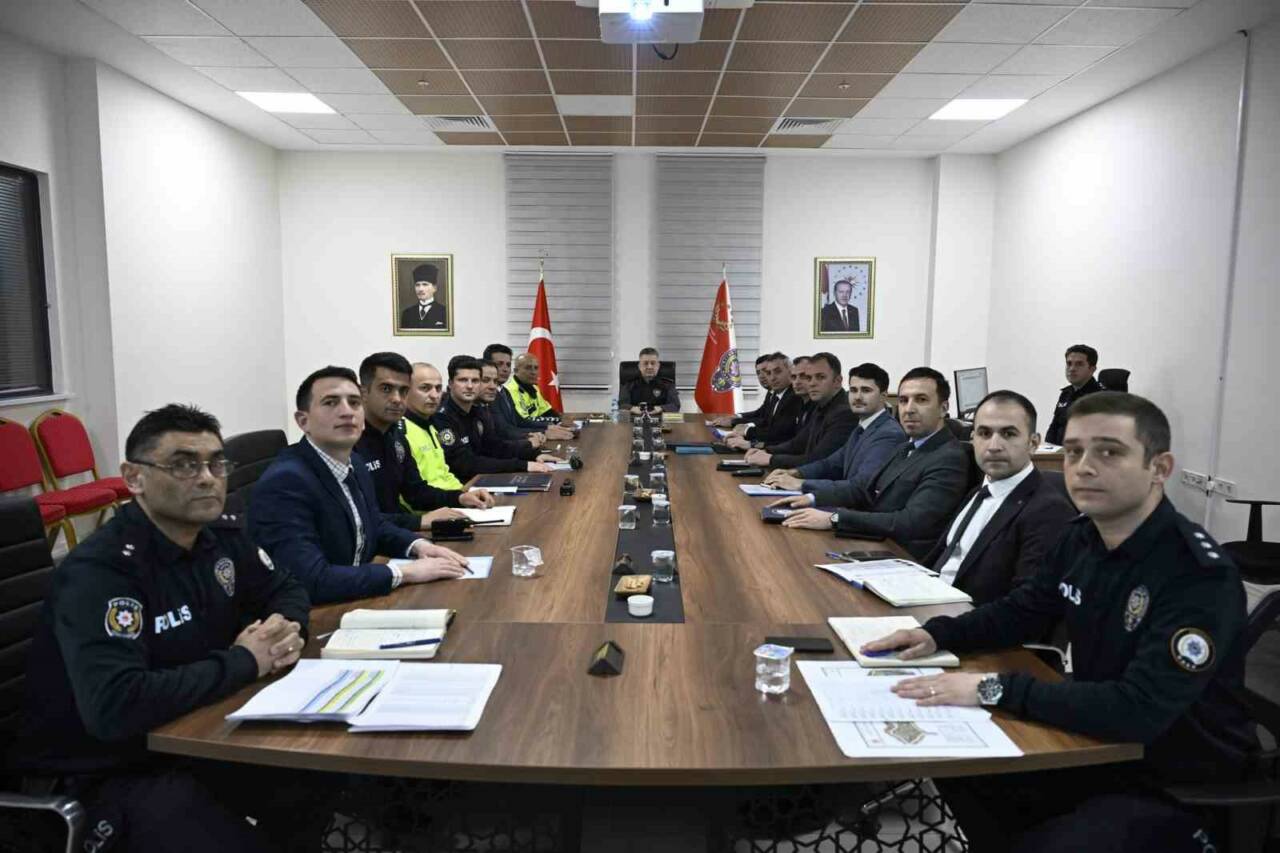 Adıyaman İl Emniyet Müdürü Arzum Nazman başkanlığında yapılan haftalık değerlendirme