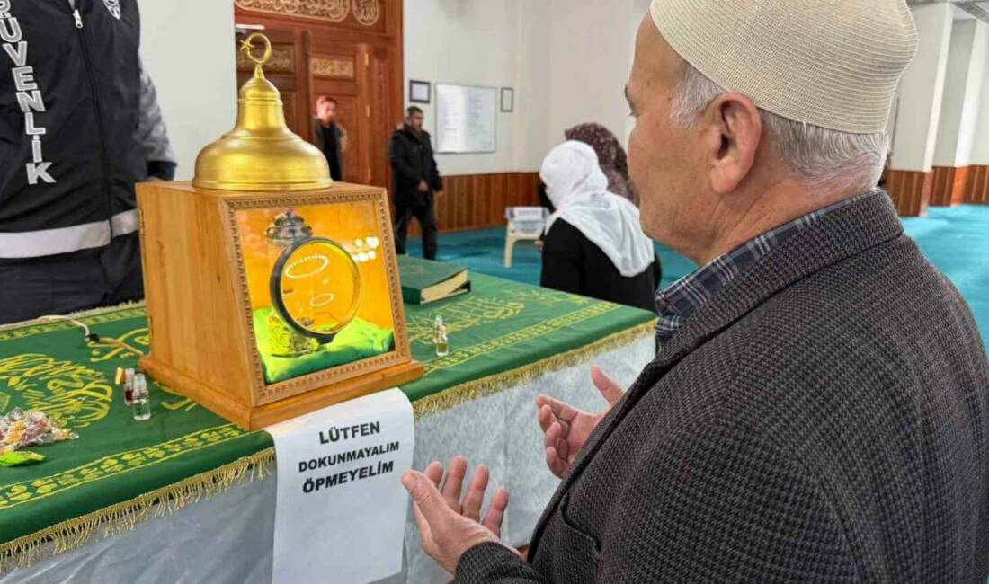 Adıyaman’da Kadir Gecesi nedeniyle ziyarete açılan Sakal-ı Şerif’i görmek isteyen
