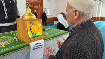 Adıyaman’da Kadir Gecesi nedeniyle ziyarete açılan Sakal-ı Şerif’i görmek isteyen