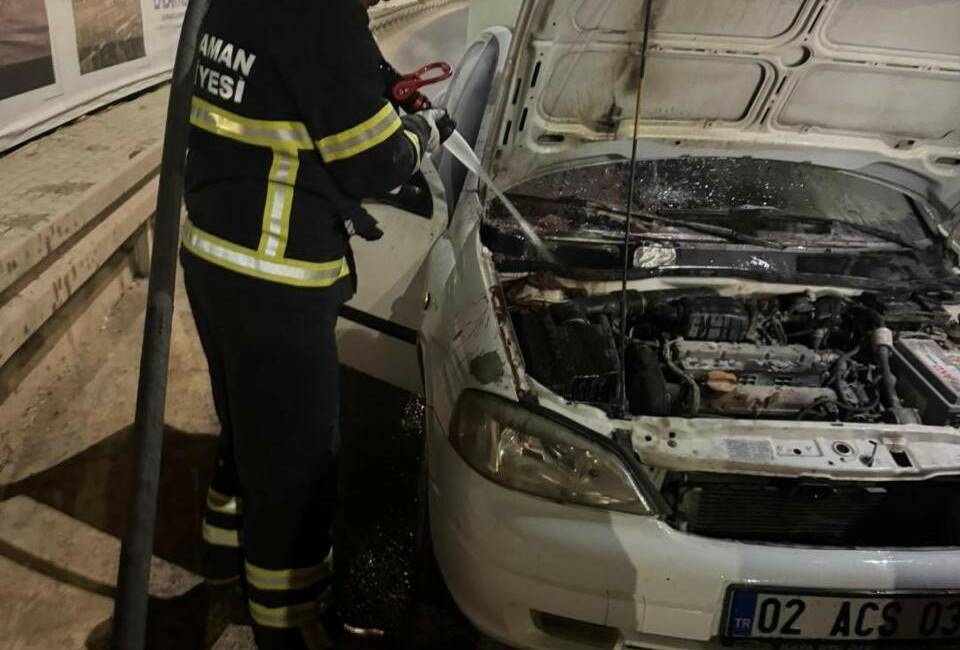 Adıyaman’da seyir halindeki bir otomobil alev alarak yandı.