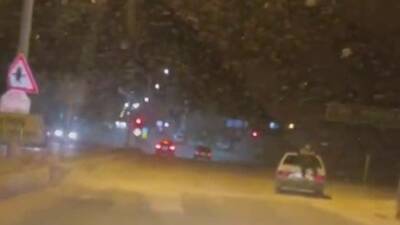 Adıyaman’da bir şahıs, seyir halindeki otomobilin bagaj kısmına oturarak trafikte