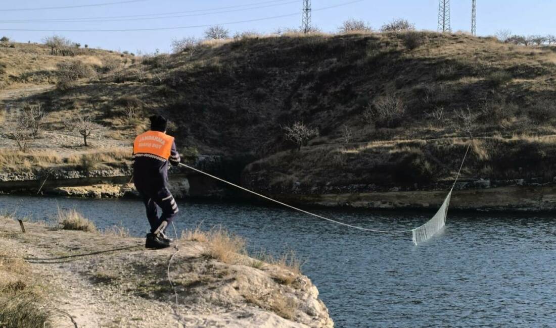 Gaziantep’in Yavuzeli ilçesinde ağ ile avlanma yasağına uymayan şahıs, jandarma