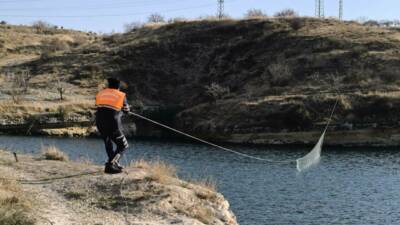 Gaziantep’in Yavuzeli ilçesinde ağ ile avlanma yasağına uymayan şahıs, jandarma