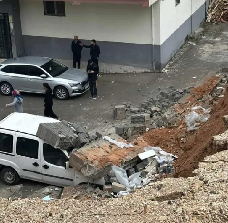 Şanlıurfa’da etkili olan sağanak yağış, kent genelinde olumsuzluklara neden oldu.