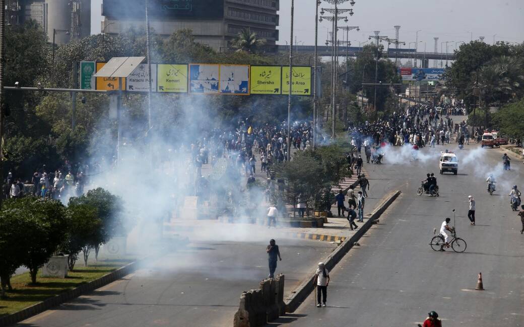 Pakistan'ın Karaçi kentinde bulunan ABD Konsolosluğu önünde İran dini lideri