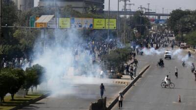 Pakistan'ın Karaçi kentinde bulunan ABD Konsolosluğu önünde İran dini lideri