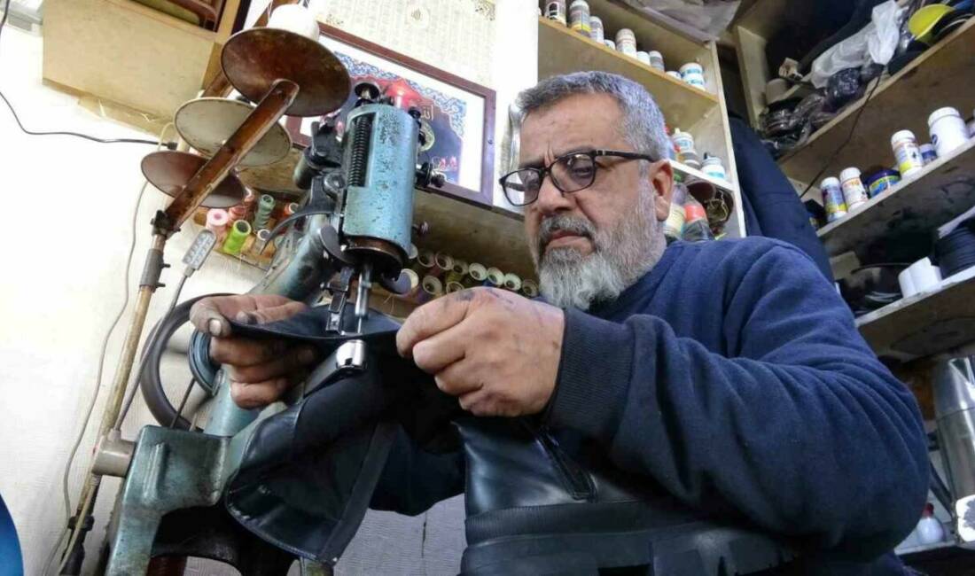 Adıyaman’da babasından öğrendiği ayakkabı tamirciliği mesleğini sürdüren Muharrem Borazan, yaklaşık
