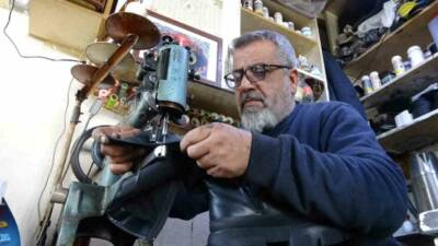 Adıyaman’da babasından öğrendiği ayakkabı tamirciliği mesleğini sürdüren Muharrem Borazan, yaklaşık