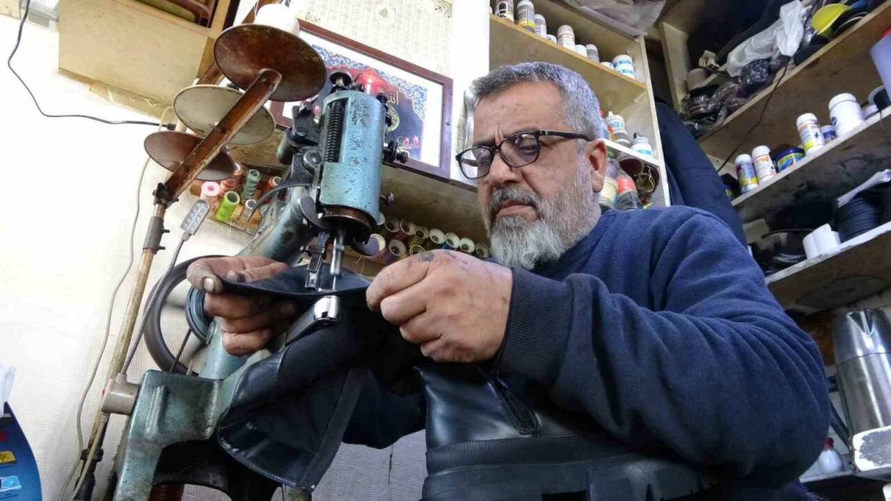 Adıyaman’da babasından öğrendiği ayakkabı tamirciliği mesleğini sürdüren Muharrem Borazan, yaklaşık