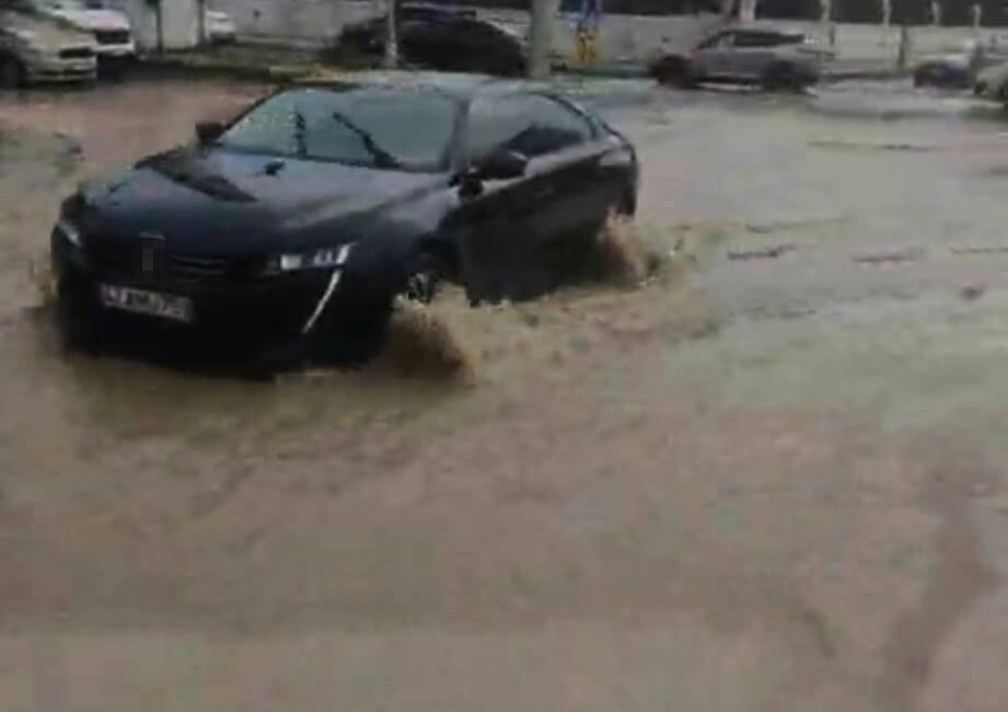 Batman’da etkili olan sağanak yağış hayatı olumsuz etkiliyor.