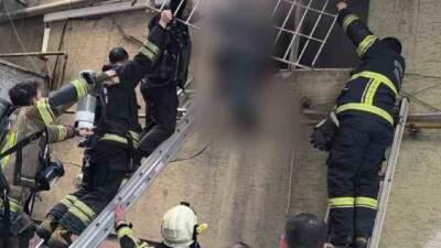 Diyarbakır’ın Yenişehir ilçesinde berber dükkanında çıkan yangın sonucu mahsur kalan