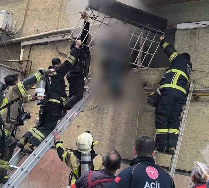 Diyarbakır’ın Yenişehir ilçesinde berber dükkanında çıkan yangın sonucu mahsur kalan