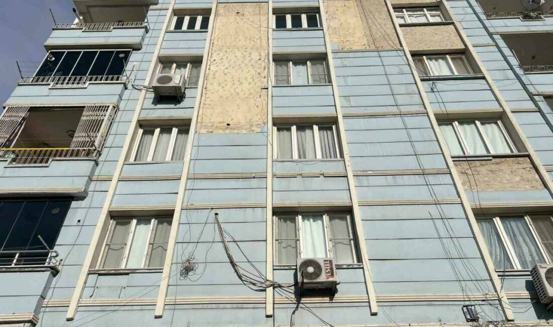 Şanlıurfa’nın Birecik ilçesinde bir binanın dış kaplamasından dökülen beton parçaları,