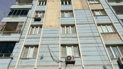 Şanlıurfa’nın Birecik ilçesinde bir binanın dış kaplamasından dökülen beton parçaları,