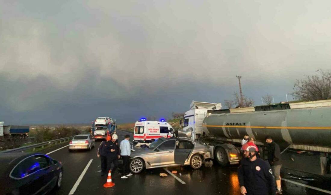 Bir tanker ile iki otomobilin karıştığı zincirleme trafik kazasında 5