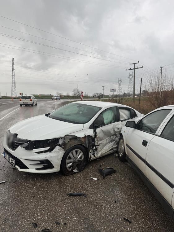 Adıyaman-Gölbaşı karayolu Börgenek rampasında yaşanan zincirleme kazasında 4 kişi yaralandı.