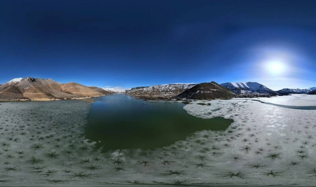 Adıyaman'ın Çelikhan ilçesinde kış aylarında donan Çat Barajı Gölü'nde, havaların