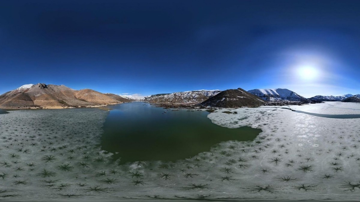Adıyaman'ın Çelikhan ilçesinde kış aylarında donan Çat Barajı Gölü'nde, havaların