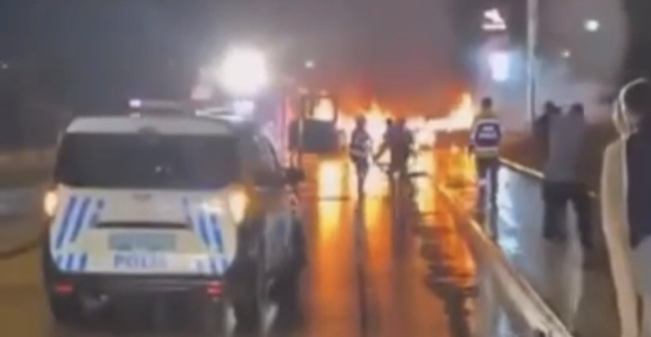 Gaziantep’te çarpışan iki otomobil, kazadan sonra yanmaya başlayarak alev topuna