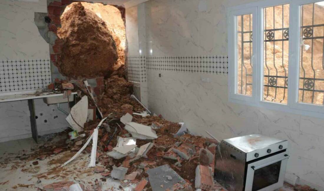 Şırnak’ın Cizre ilçesinde sağanak yağış sonrası meydana gelen heyelanda, yamaçtan