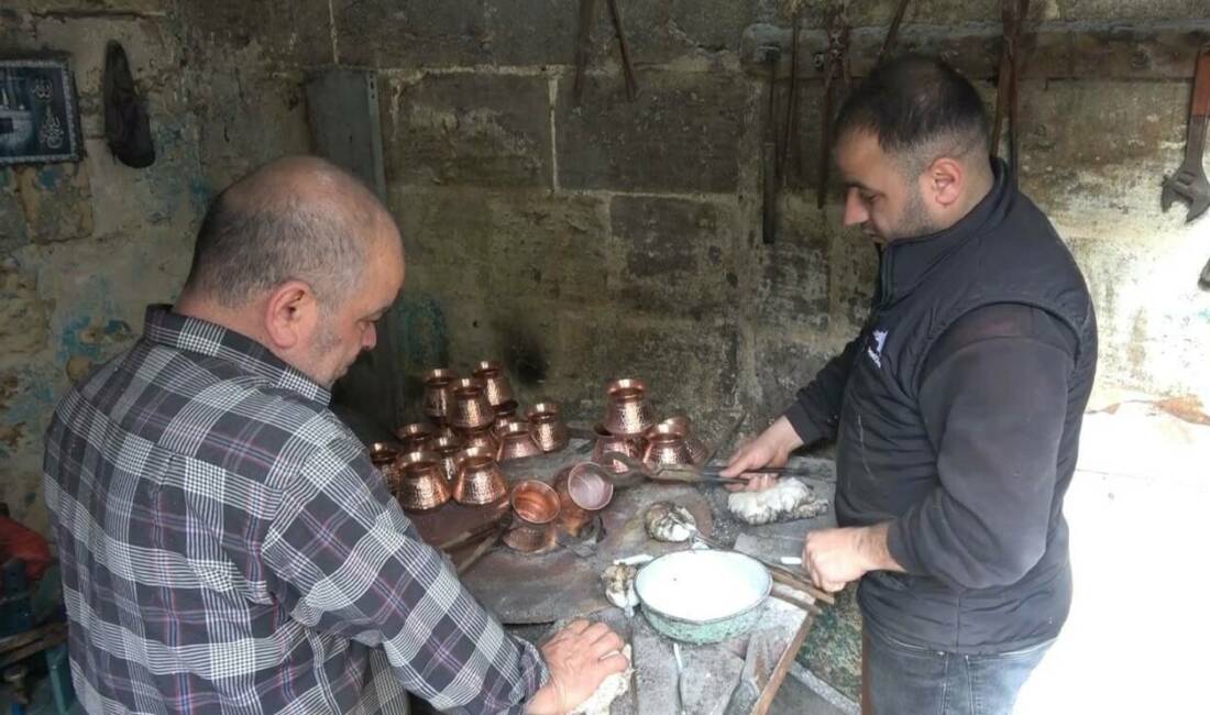 Gaziantep'te, 60 yaşındaki Cuma Dağdeviren, 50 yıldır kalaycılık mesleğini sürdürerek