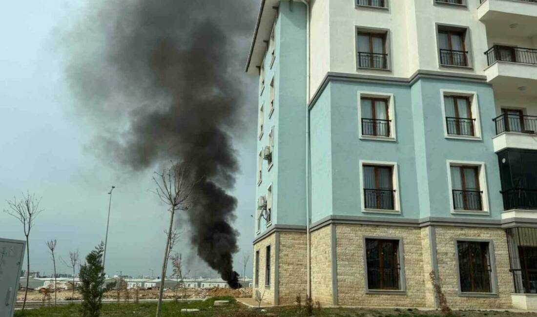 Adıyaman’da Örenli Deprem Konutları çevresinde yakılan ateş, yükselen yoğun siyah