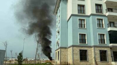 Adıyaman’da Örenli Deprem Konutları çevresinde yakılan ateş, yükselen yoğun siyah