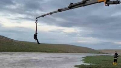 Şanlıurfa’nın Ceylanpınar ilçesinde, traktörüyle dereden geçmeye çalışırken mahsur kalan sürücü,