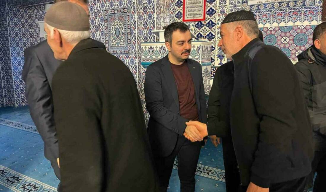 Dicle İlçe Kaymakamı Mustafa Atış, bayram namazı sonrası vatandaşlarla, asker,