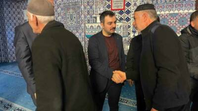 Dicle İlçe Kaymakamı Mustafa Atış, bayram namazı sonrası vatandaşlarla, asker,