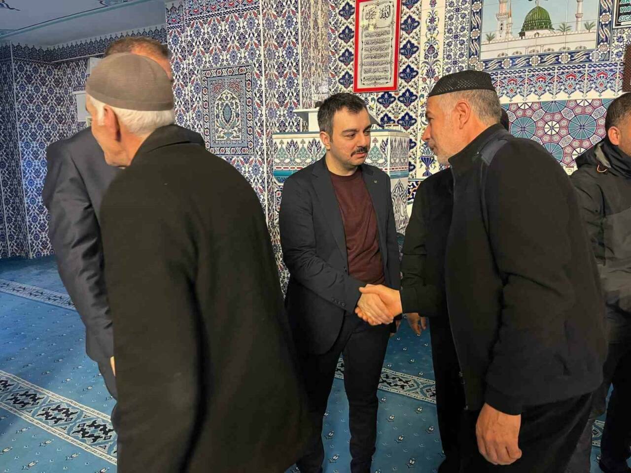 Dicle İlçe Kaymakamı Mustafa Atış, bayram namazı sonrası vatandaşlarla, asker,