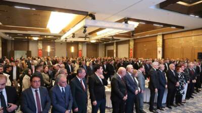 Diyarbakır Valiliği ev sahipliğinde düzenlenen bayramlaşma programında vatandaşlar, milletvekilleri, kurum