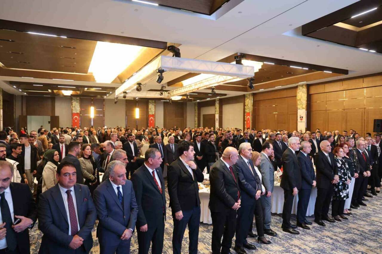 Diyarbakır Valiliği ev sahipliğinde düzenlenen bayramlaşma programında vatandaşlar, milletvekilleri, kurum