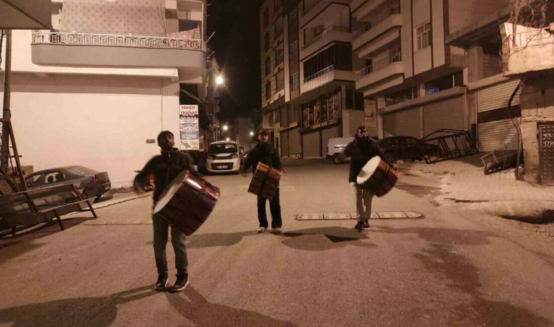 Diyarbakır’ın Çermik ilçesinde xmesleği davulculuk yapan aile, halay davulu çalarak