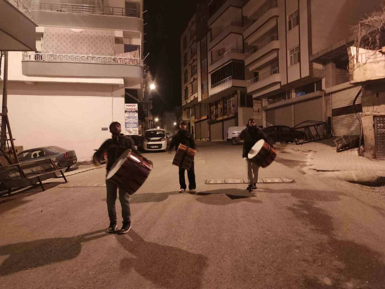 Diyarbakır’ın Çermik ilçesinde xmesleği davulculuk yapan aile, halay davulu çalarak