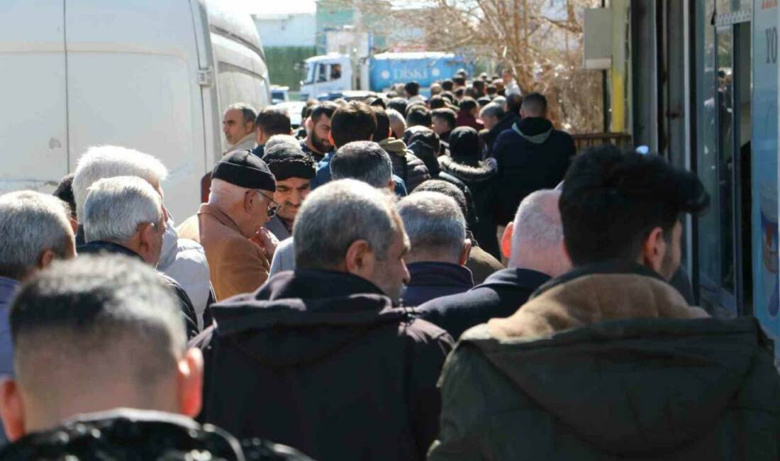 Diyarbakır Şoförler ve Otomobilciler Esnaf Odası önünde yüzlerce vatandaş sabah