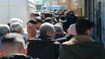 Diyarbakır Şoförler ve Otomobilciler Esnaf Odası önünde yüzlerce vatandaş sabah