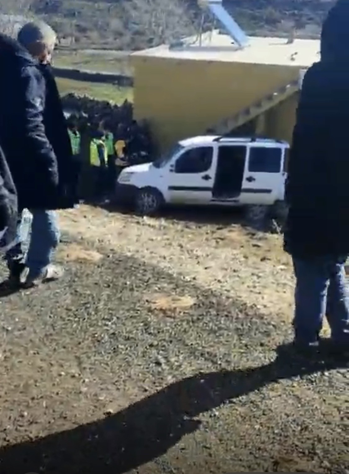 Diyarbakır’ın Çermik ilçesinde hafif ticari aracın kontrolden çıkarak evin duvarına