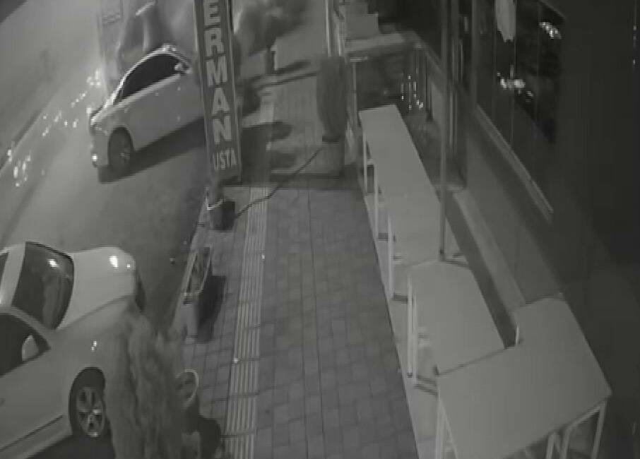 Diyarbakır’ın Silvan ilçesinde seyir halindeki tırın devrilerek park halindeki 7