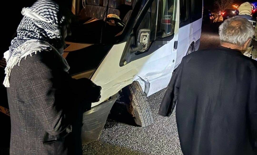 Diyarbakır’ın Çınar ilçesinde minibüs ile otomobilin çarpışması sonucu meydana gelen
