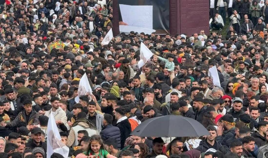 Diyarbakır’da Nevruz nedeni ile düzenlenen programa vatandaşlar yoğun ilgi gösterdi.